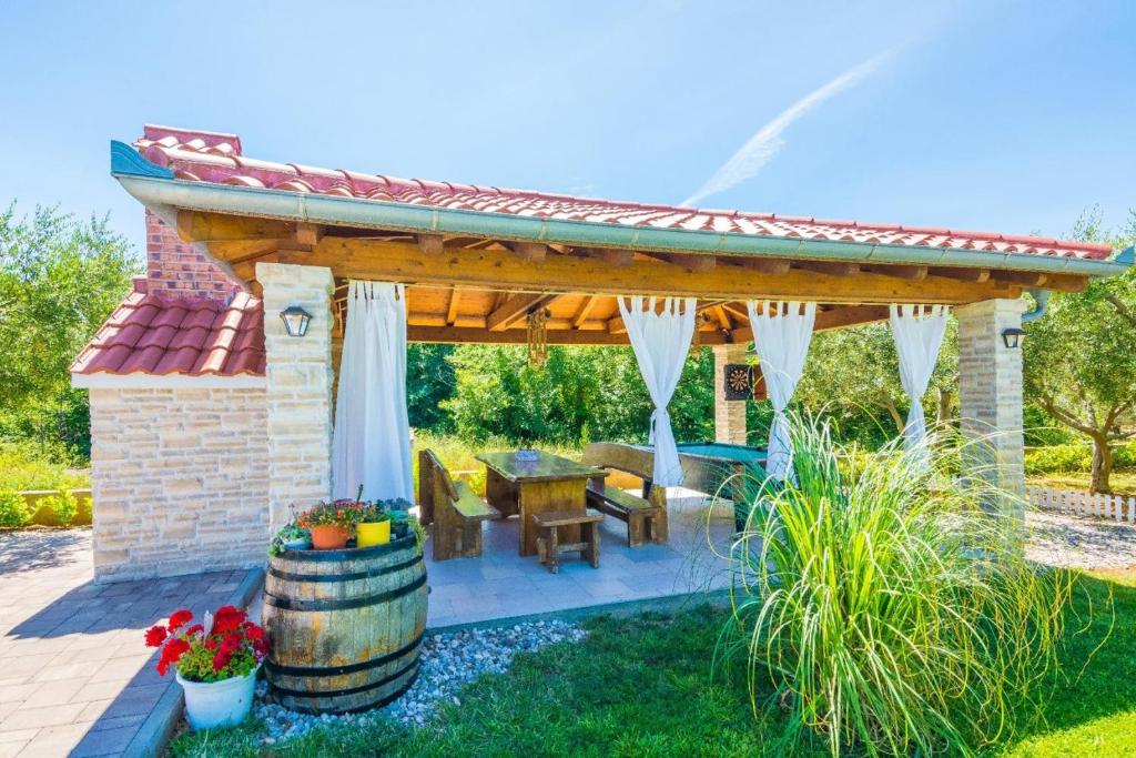Ogród w obiekcie Villa Mia with heated pool, billiards and large garden - by TA Leut Agency