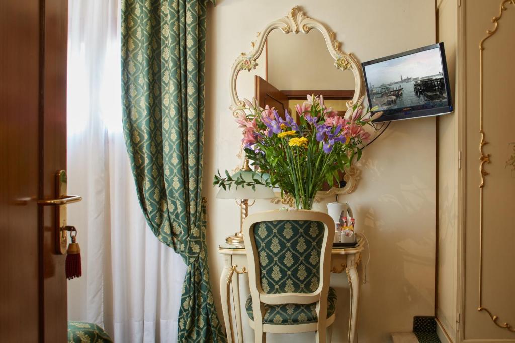 TV a/nebo společenská místnost v ubytování Hotel Commercio & Pellegrino