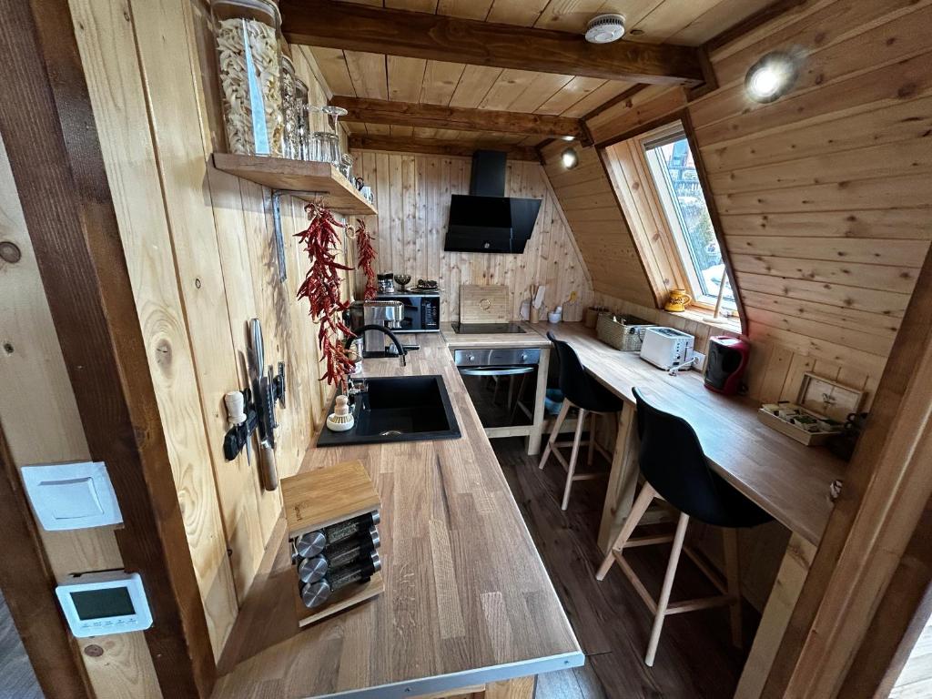 eine Aussicht auf eine Küche in einem winzigen Haus in der Unterkunft Triangle House Parang in Petroşani