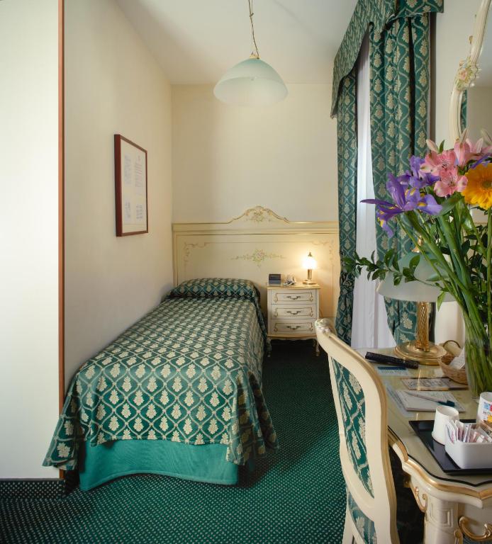 Postel nebo postele na pokoji v ubytování Hotel Commercio & Pellegrino