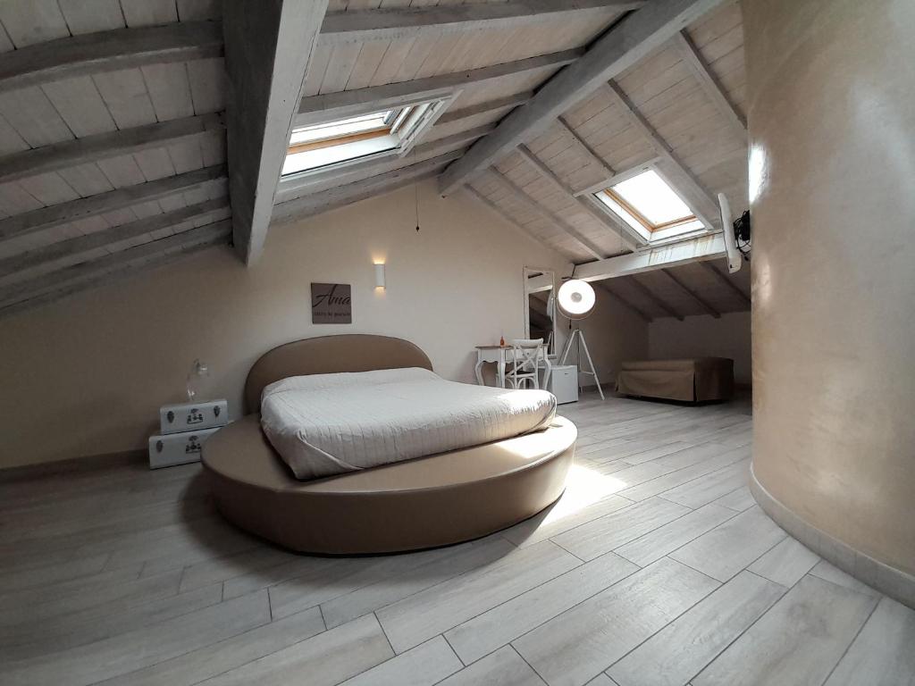 a bedroom with a bed in the middle of the room at AMA AFFITTACAMERE in Albenga