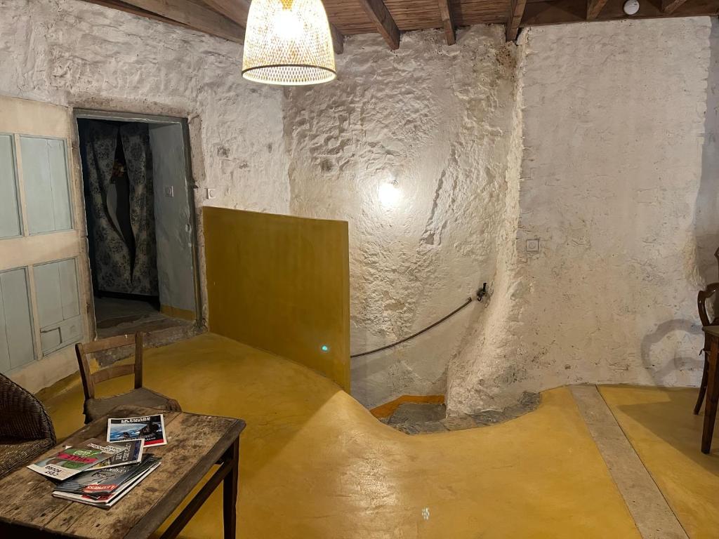 Fotografia z galérie ubytovania Logement atypique tout en pierre v destinácii La Coucourde