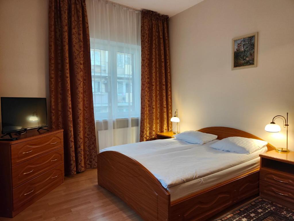Säng eller sängar i ett rum på Hotel Hutnik