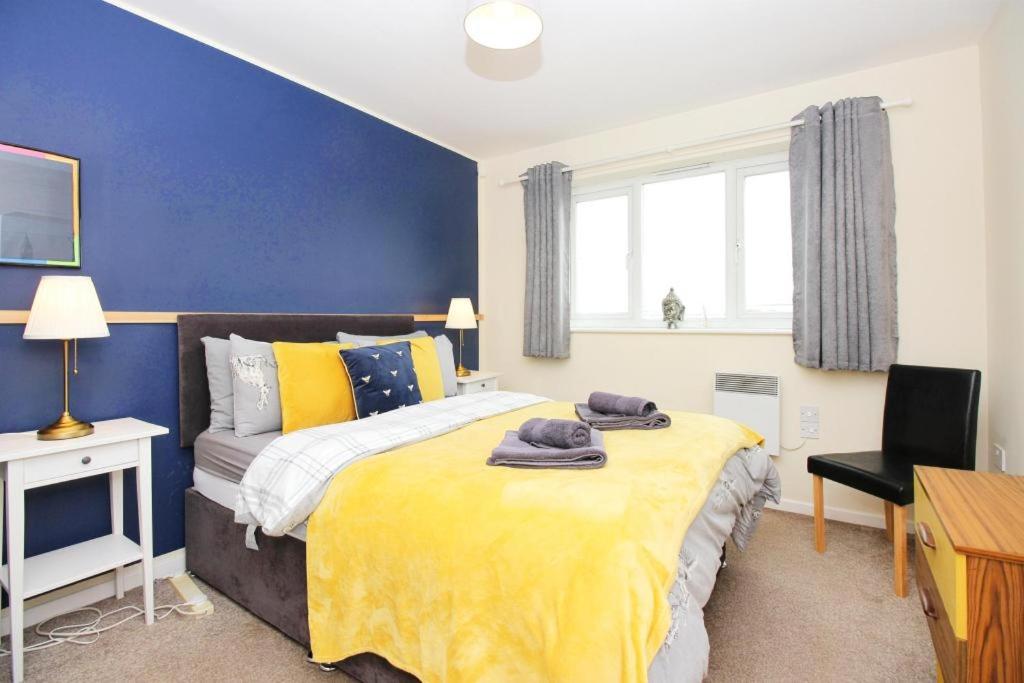 Stylish Hidden Gem of Newark - Sleeps 6 - Superior Apartment