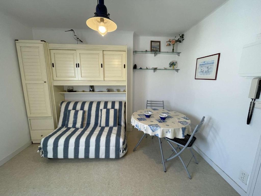 Cette chambre dispose d'une table, d'un canapé, d'une table et d'une chaise. dans l'établissement Studio agréable à 20m de la plage - 2 personnes - FR-1-224C-83, à Notre-Dame-de-Monts