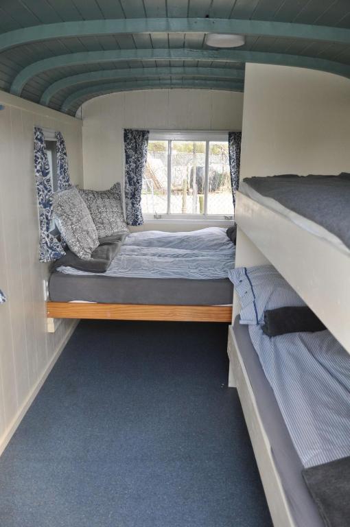 Zuiderwoude的住宿－Bed & Breakfast ARKEN AE，一间卧室设有两张双层床和一扇窗户。