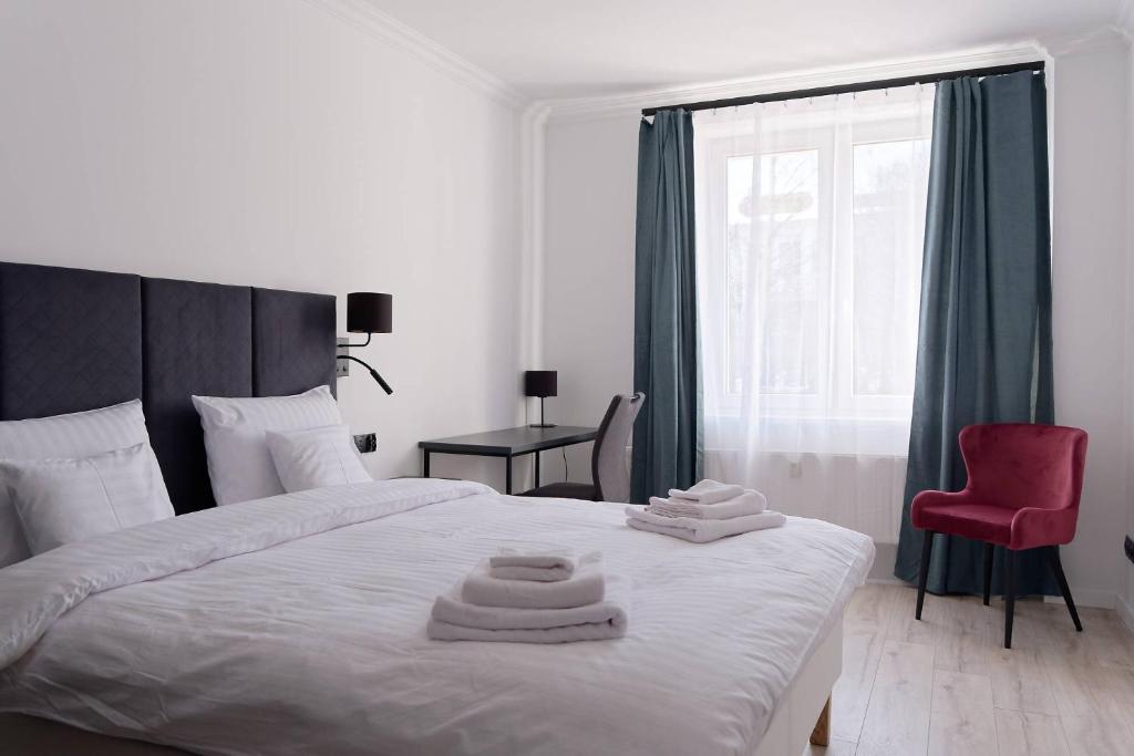 sypialnia z łóżkiem z dwoma ręcznikami w obiekcie Apartament e-Space w mieście Rzeszów