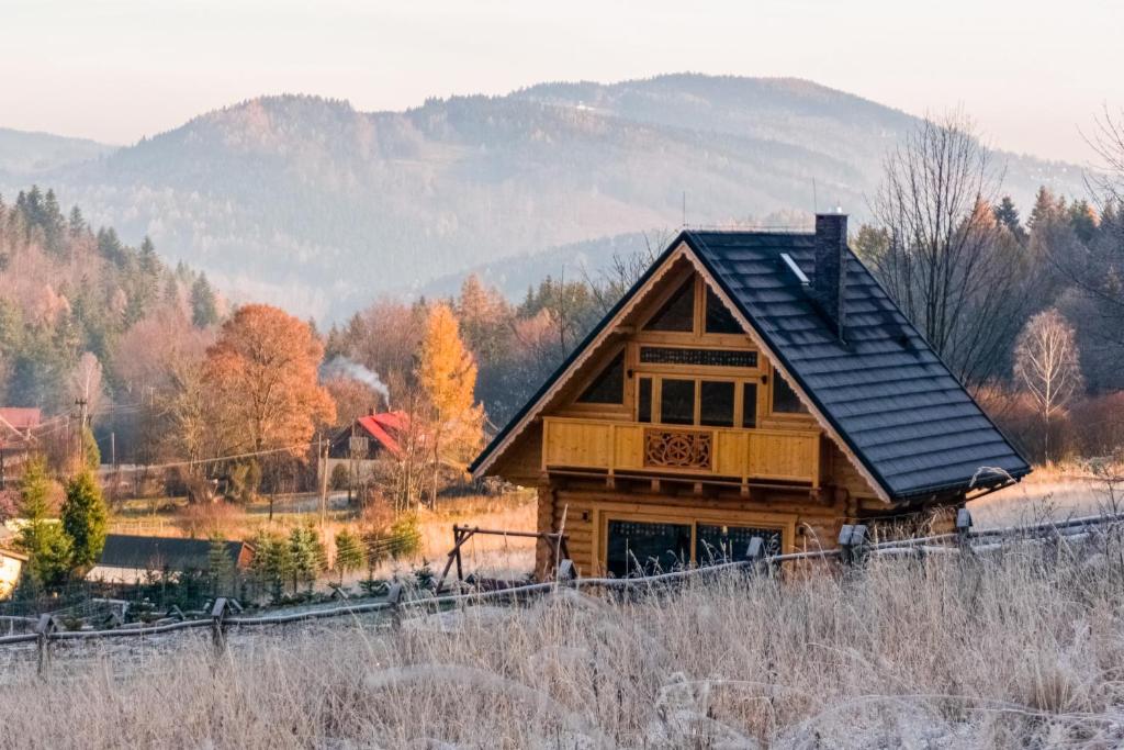 una cabaña de madera en medio de una montaña en Sielsko Anielsko en Stryszawa