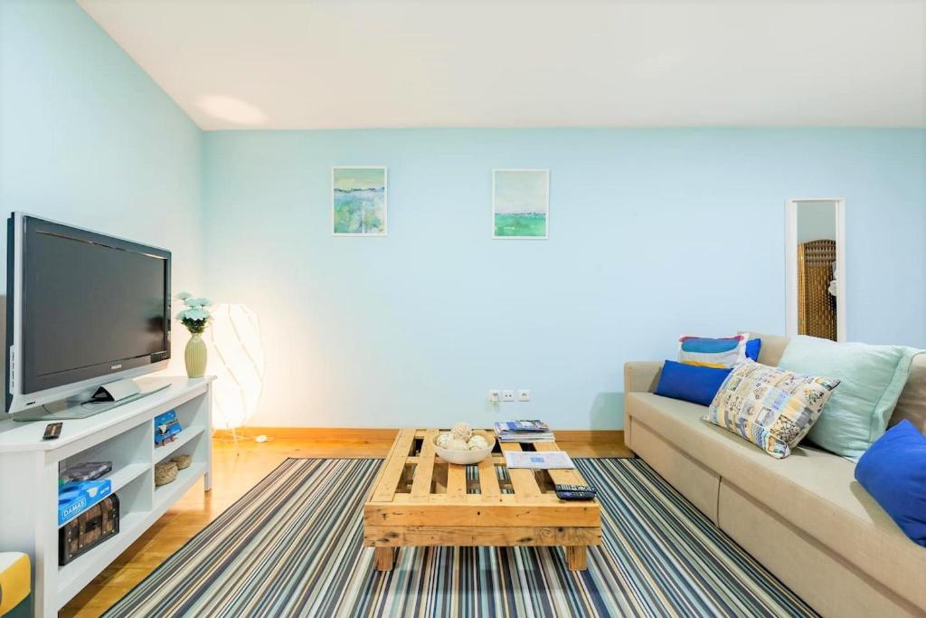 - un salon avec un canapé et une table basse dans l'établissement Sunny Oporto, Douro Apartments, à Porto