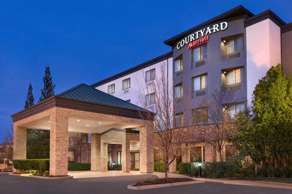 een weergave van de voorkant van het omni hotel bij Courtyard by Marriott Sacramento Folsom in Folsom