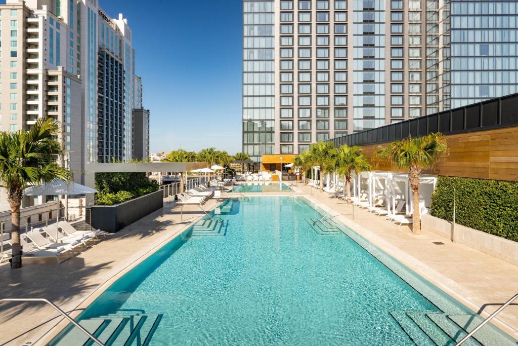 una vista aérea de una piscina en un edificio con edificios en JW Marriott Tampa Water Street, en Tampa