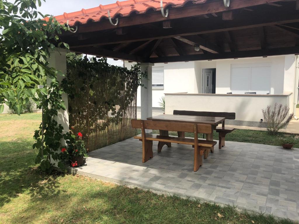 a picnic table under a pavilion in a backyard at Holiday Home Višnja in Nin