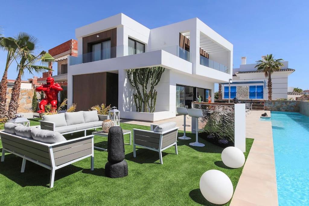 une maison moderne avec une cour et une piscine dans l'établissement La casa del sol villa de luxe, à Ciudad Quesada