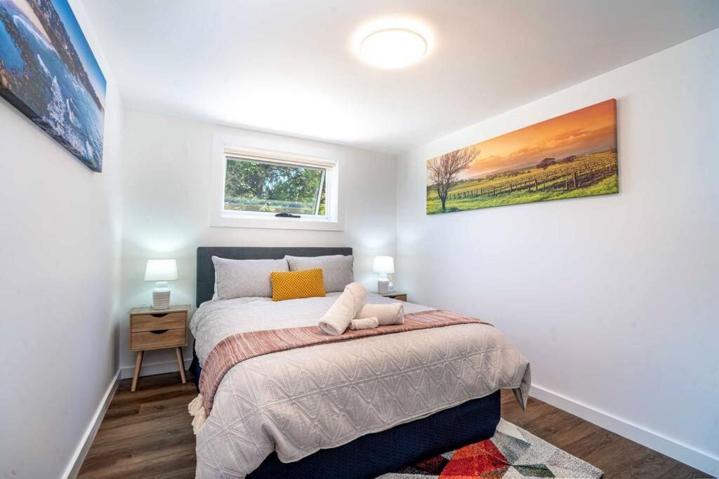The Compact Cube - One-Bedroom Apartment on Summer tesisinde bir odada yatak veya yataklar
