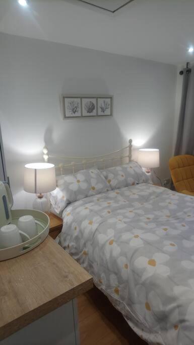 Llit o llits en una habitació de 1 bedroom guest suite near city centre.