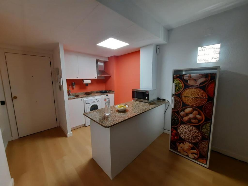 eine kleine Küche mit einer Theke und einem Kühlschrank in der Unterkunft la casita de salou in Salou