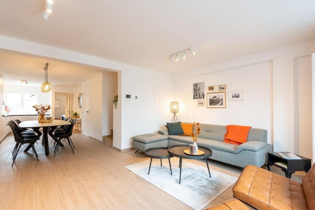 - un salon avec un canapé et une table dans l'établissement Ruime penthouse tot 8 personen vlakbij het centrum, à Ostende
