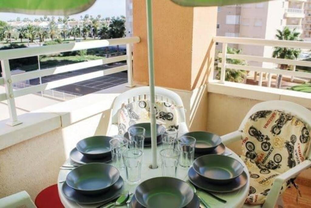 een tafel met borden en pannen op een balkon bij Veneziola Apartamento in San Blas