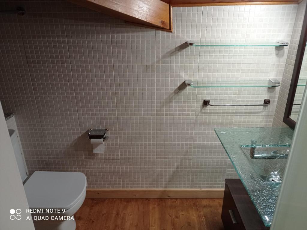 Ένα μπάνιο στο Cabaña de madera Valle de Incles Orenetes