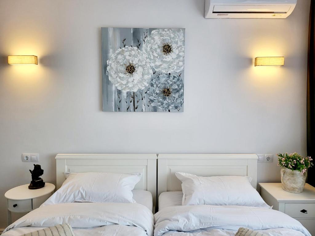 2 camas en una habitación con una foto en la pared en Twin Room - House of Chess en Satu Mare