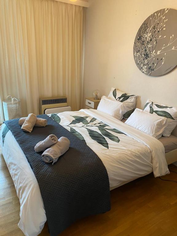 sypialnia z 2 ręcznikami na dużym łóżku w obiekcie Katty apartment w Brukseli