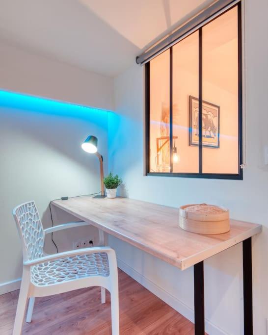 a desk in a room with a chair and a window at Le 002 - T3 climatisé avec terrasse in Marseille