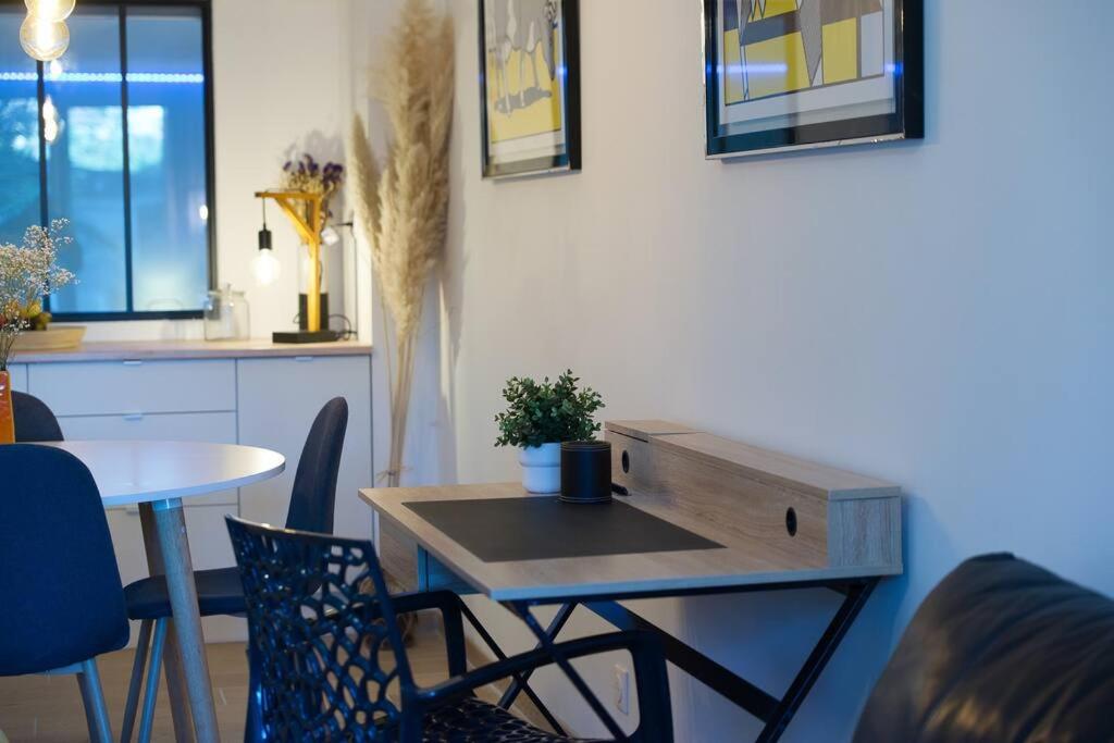 Zdjęcie z galerii obiektu Le 002 - T3 climatisé avec terrasse w Marsylii