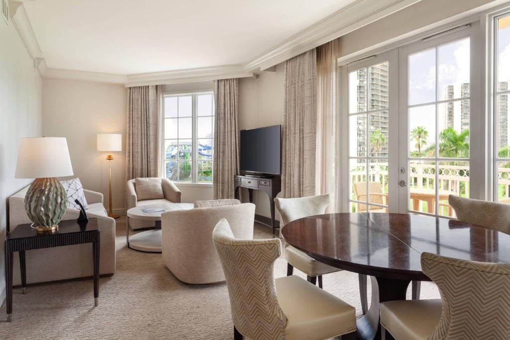 TV a/nebo společenská místnost v ubytování JW Marriott Miami Turnberry Resort & Spa
