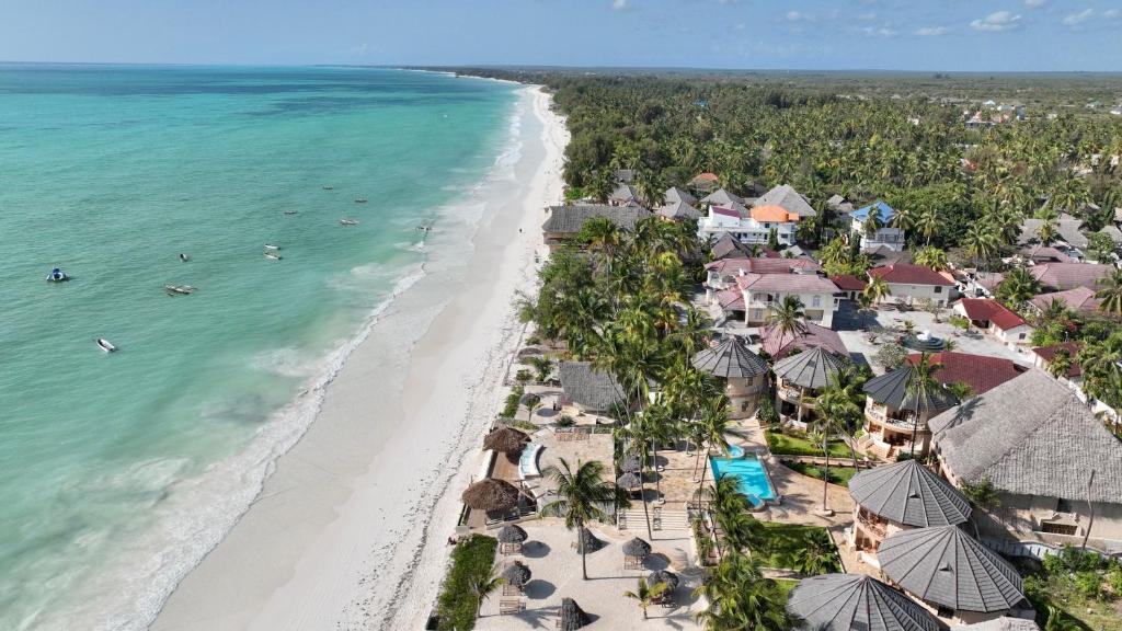 een luchtzicht op het strand van het topkwaliteit punta cana resort bij Zula Zanzibar in Paje