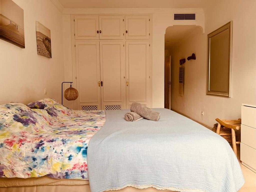 Giường trong phòng chung tại le Beau Rivage