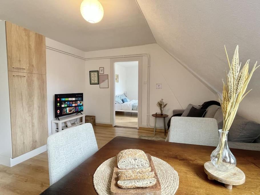Televízia a/alebo spoločenská miestnosť v ubytovaní 2e étage appartement entier 3 pièces idéal 2 personnes, 2 chambres communiquantes en enfilade, WIFI, espace travail parking gratuit