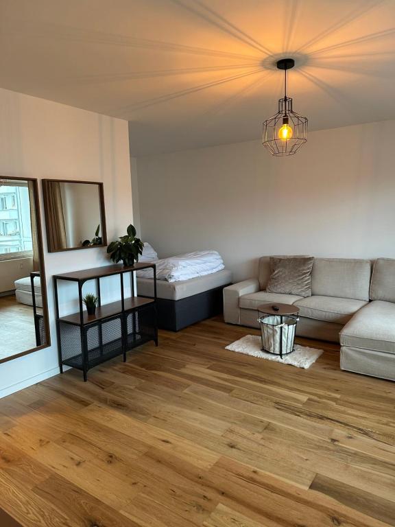 uma sala de estar com um sofá e uma cama em 44qm Apartment in Pempelfort em Dusseldorf