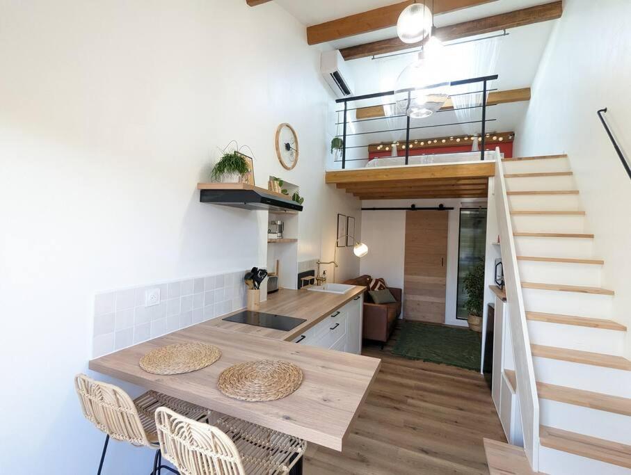 une cuisine avec une table et des chaises dans une pièce dans l'établissement Studio pour 2 à 10min de la mer, à Saint-Nazaire