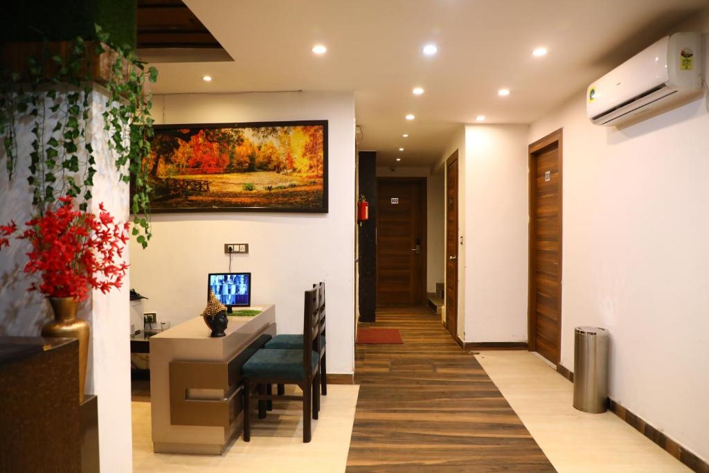 TV a/nebo společenská místnost v ubytování Perfectstayz Premium @Harkipauri Road