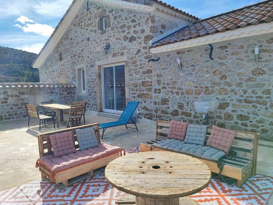 Patio nebo venkovní prostory v ubytování Gîte Sud Ardèche
