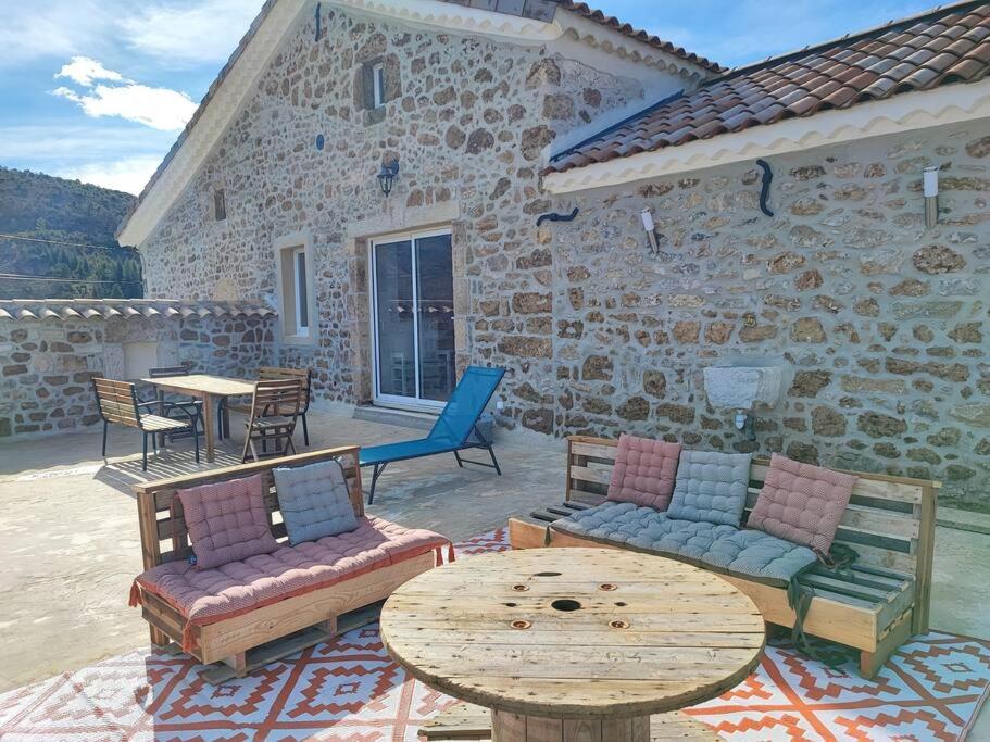 d'une terrasse avec des chaises et une table. dans l'établissement Gîte Sud Ardèche, à Vinezac