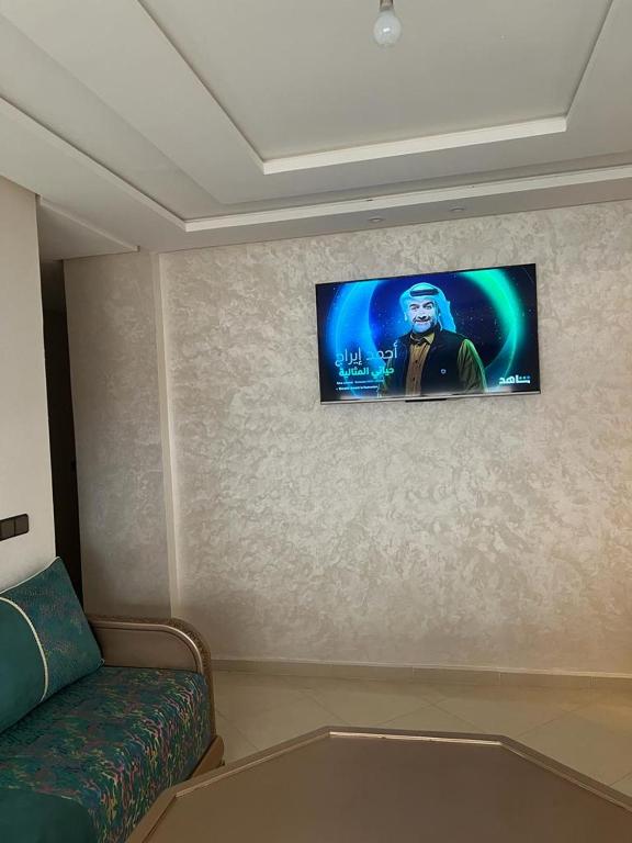 Ideal appartement de vacances في Plage de Mehdia: غرفة مع تلفزيون بشاشة مسطحة على الحائط