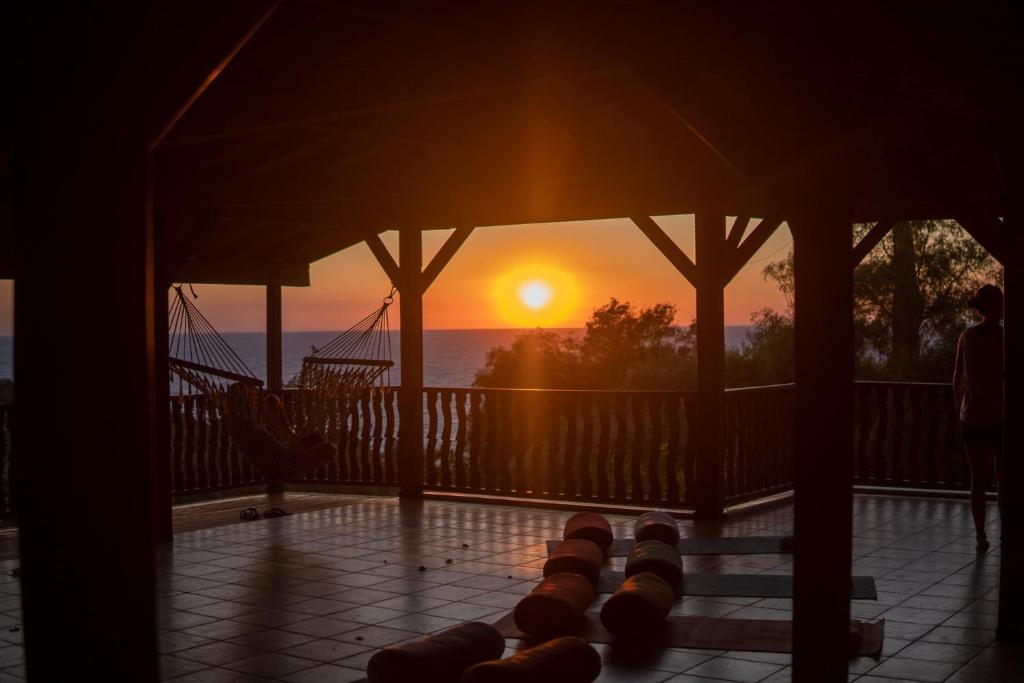 ファラリアにあるSuleymans Gardenの家の出口からの夕日