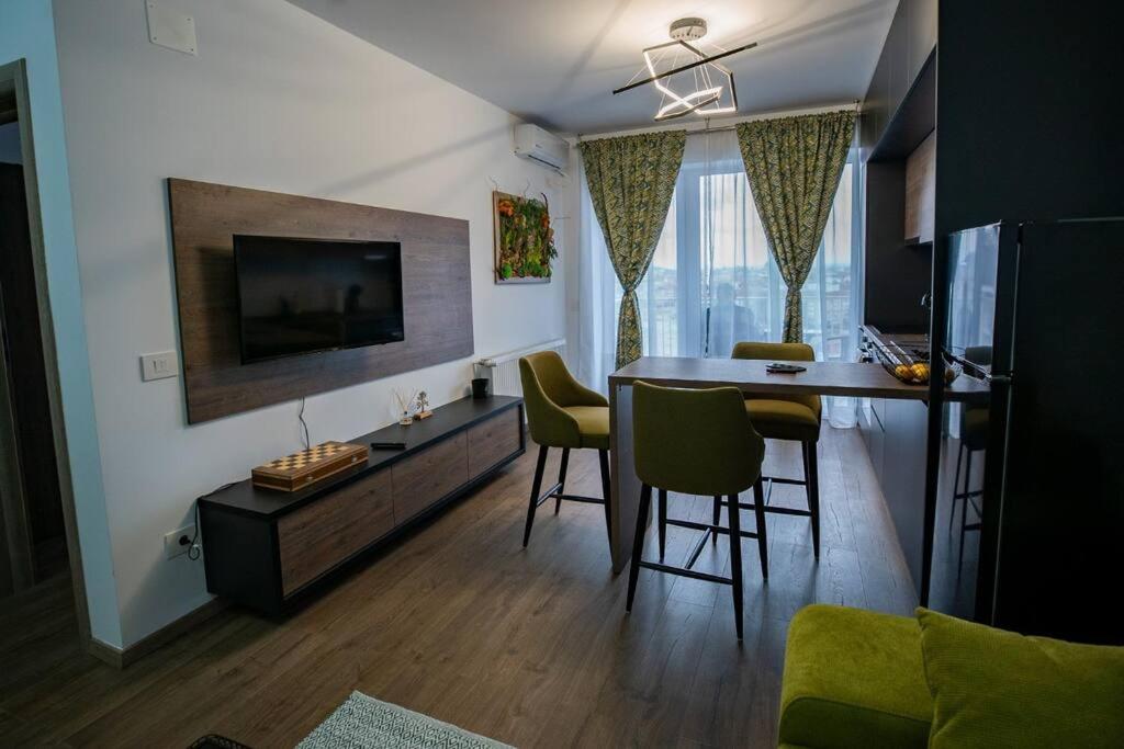 Μια τηλεόραση ή/και κέντρο ψυχαγωγίας στο Sunrise Apartment