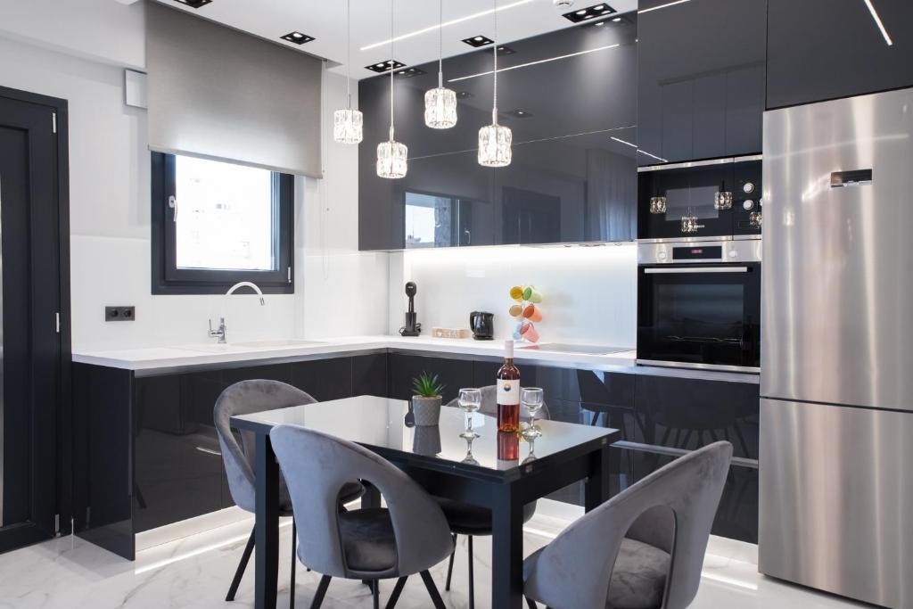 Kuchyň nebo kuchyňský kout v ubytování RAFAELA SUITES