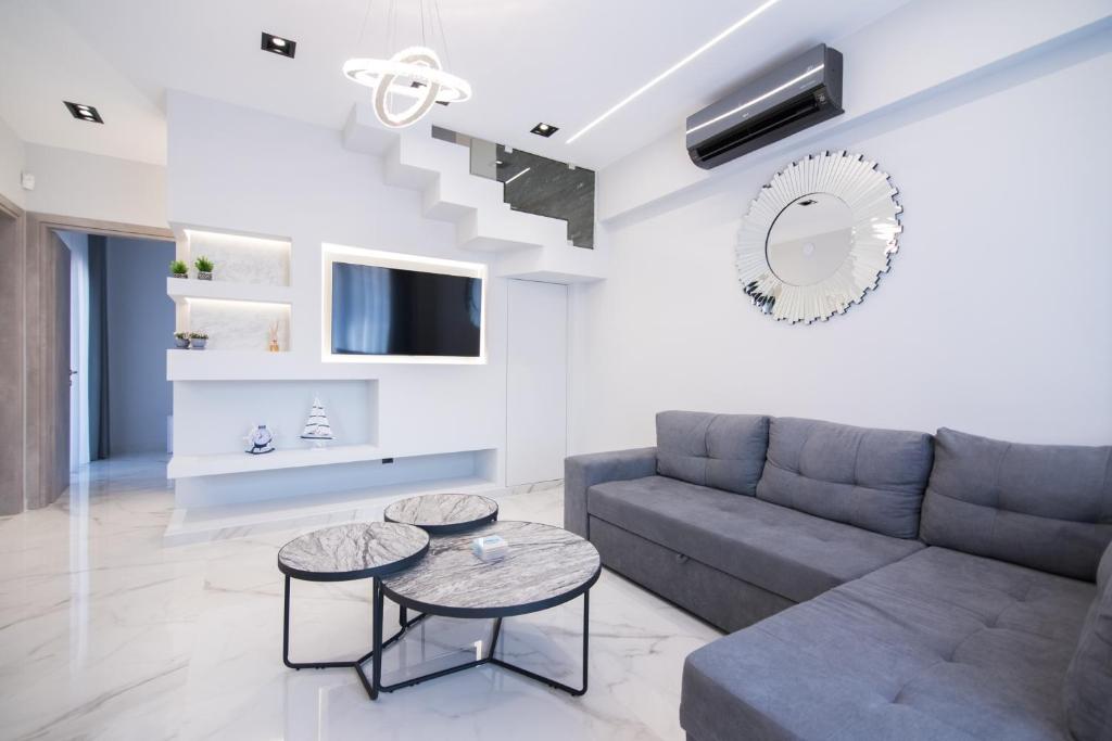 TV a/nebo společenská místnost v ubytování RAFAELA SUITES