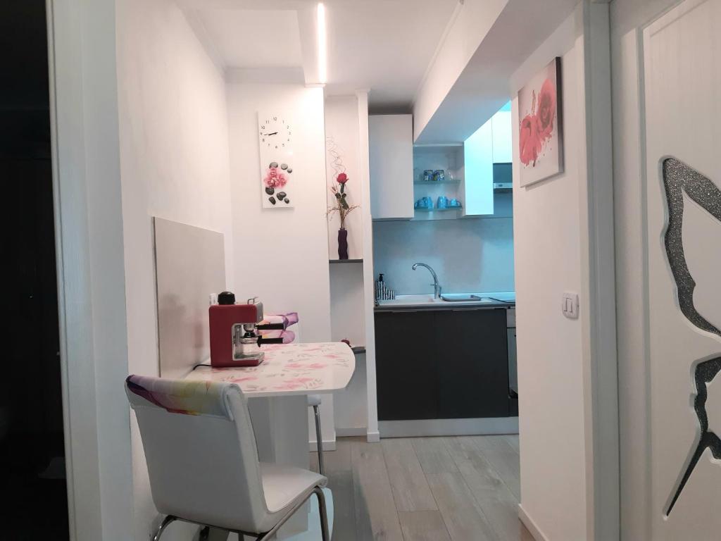 uma pequena cozinha com uma mesa e uma cadeira em Water Lily Apartment - self check-in em Oradea