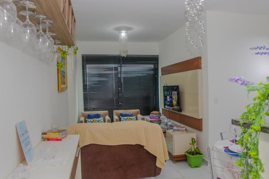 Habitación con mesa, sillas y ventana en Apartamento Confortável!, en Maceió