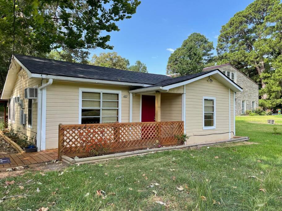 een klein huis met een hek in de tuin bij Shady Pine Cabin in Benton