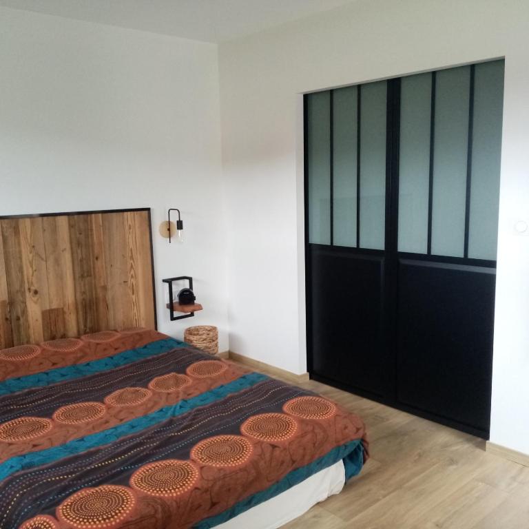 Posteľ alebo postele v izbe v ubytovaní Chambre chez l'habitant Aux portes du Mans Evénements circuits du Mans