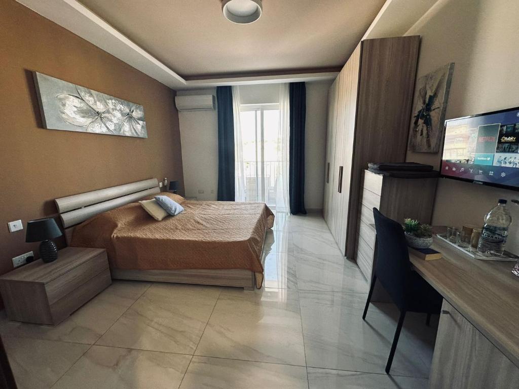 馬爾薩斯卡拉的住宿－Seaside Accomodation，一间卧室配有一张床和一台平面电视