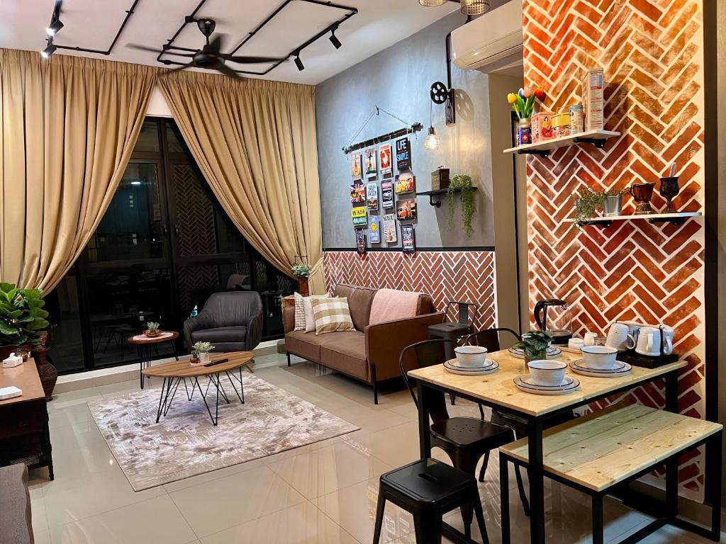 een woonkamer met een tafel en een bank bij UrbanRuma#Industrial#Putrajaya#500Mbps#Netflix in Putrajaya