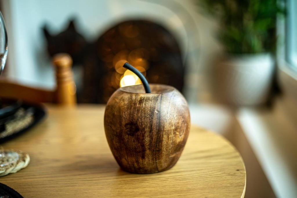 Zdjęcie z galerii obiektu SUITE INDUS - JARDIN, NETFLIX et PARKING - Le Manoir aux Pommes w mieście Orbec-en-Auge