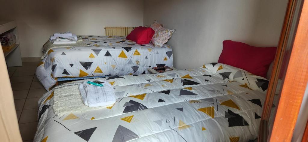 um quarto com uma cama com uma colcha em Departamento Ushuaia em Ushuaia