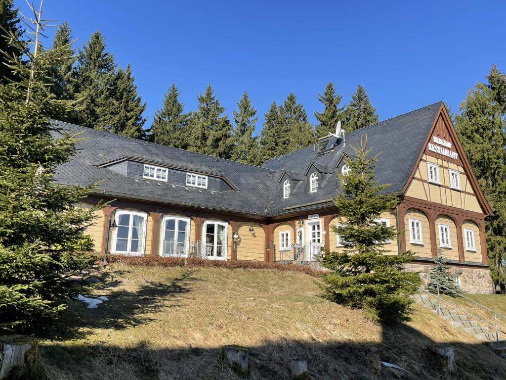 una casa grande con techo negro en Lausitzstube en Kurort Altenberg